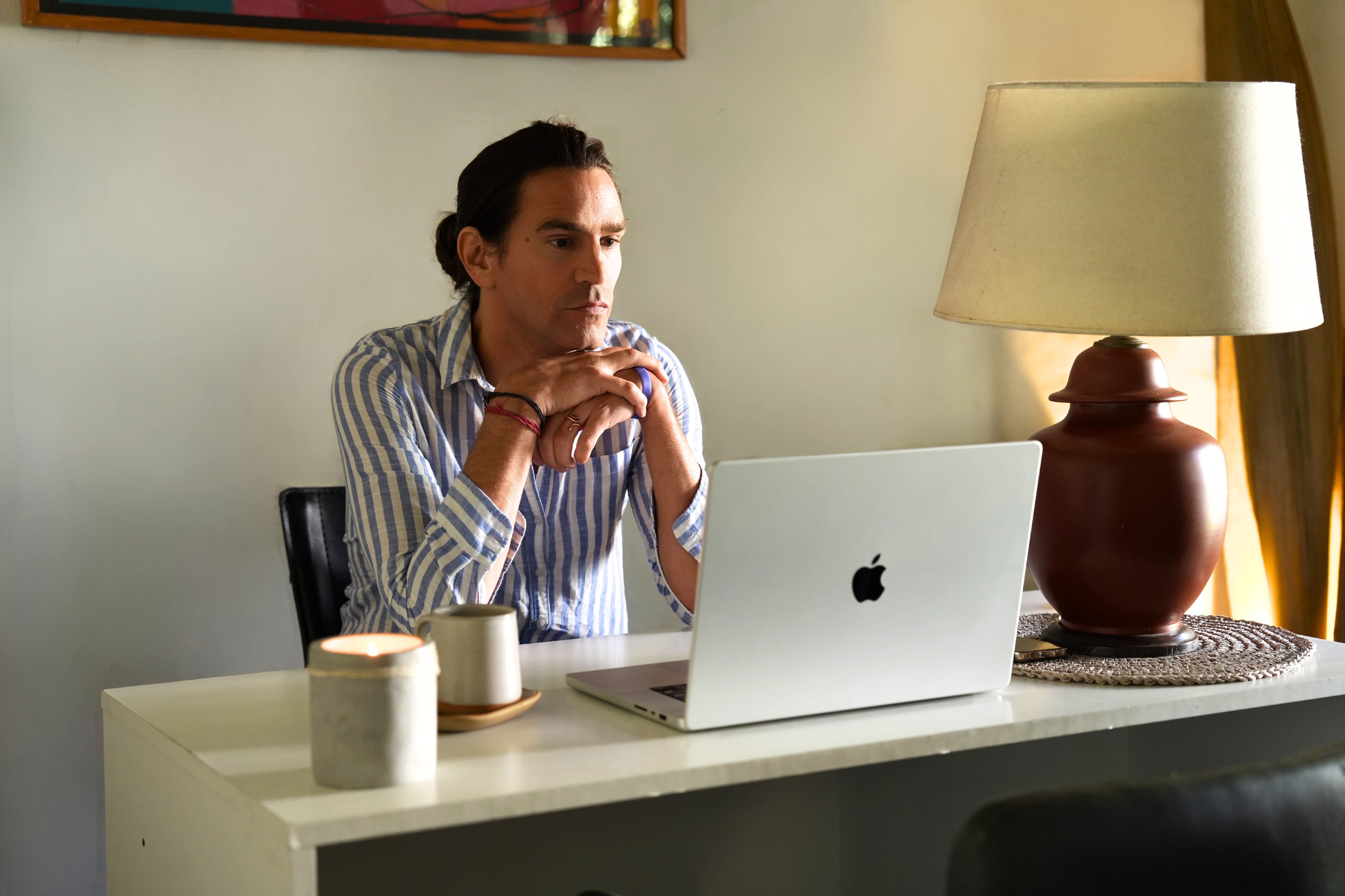 Profesional frente a laptop en consultorio